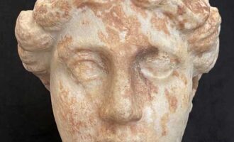 Torna a Villa Albani Torlonia la testa della scultura dell’Idrofora